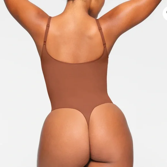 Skims fits everybody thong bodysuit bronze - Picture 2 of 4